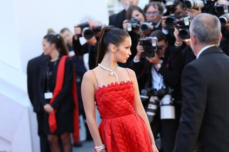 Und auch dieses rote Traumkleid von Dior kombinierte das Model mit Schmuckstücken von Bulgari.
