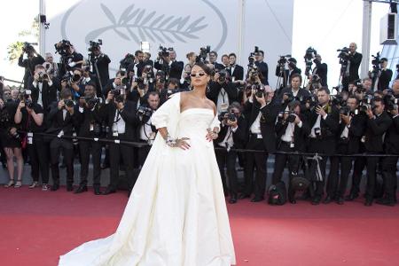 Auch Rihanna besuchte die Filmfestspiele von Cannes in Dior - warum sie dazu allerdings eine futuristisch angehauchte Sonnen...