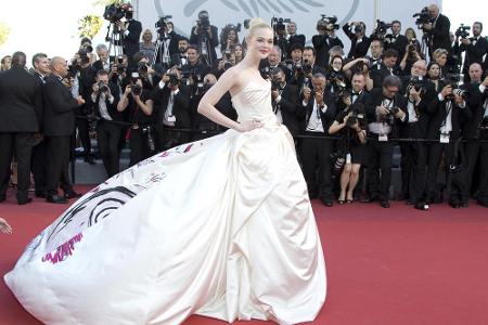 Wie Rihanna hatte sich auch Elle Fanning für einen ihrer Auftritte für ein cremeweißes Kleid entschieden.