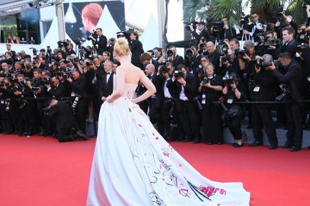 Die Robe aus dem Haus von Vivienne Westwood war an der Schleppe mit bunten Zeichnungen verziert.