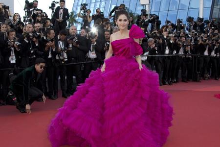 Ihre thailändische Kollegin Araya Hargate hingegen hatte sich für die Designerin Zuhair Murad, die Farbe Pink und viel Tüll ...