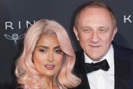 Mit ungewohnter Frisur tauchte auch Salma Hayek auf: Mit rosafarbener Perrücke erschien sie zusammen mit ihrem Mann Francois...