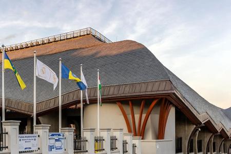 Die Pancho Arena in Felcsut erinnert an eine Mall mit Architektur-Versatzstücken des ungarischen Hausbaus. Warum so eine fes...