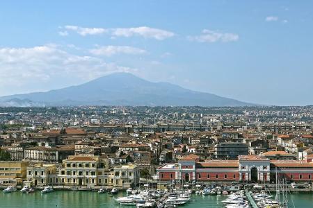 ... auf Sizilien. Denn obwohl Palermo die größte und prestigeträchtigste Stadt der Insel ist, hängt Catania (fast) alle Konk...