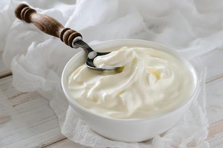 Joghurt und Quark tragen zur schnellen Kühlung und Schmerzlinderung bei. Einfach Speisequark oder Naturjoghurt großzügig auf...