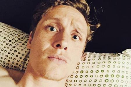 Matthias Schweighöfer (35) beweist mit diesem Bild, dass morgens nicht seine Zeit ist. Die Fans lieben ihn trotzdem.