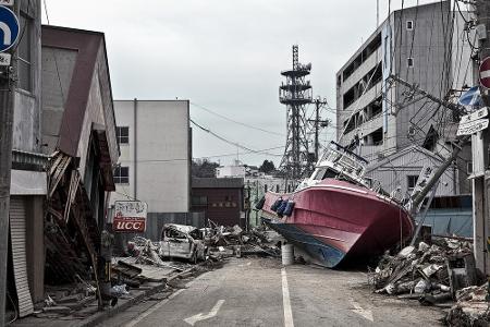 Doch nicht nur das: Das Erdbeben löste einen Tsunami aus. Die über zehn Meter hohe Welle erreichte die japanische Pazifikküs...