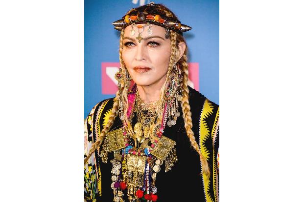 In so ziemlich jedem Geschäftsbereich hat Madonna ihre Finger im Spiel. Sie hat wie viele andere Popstars ihr eigenes Parfum...