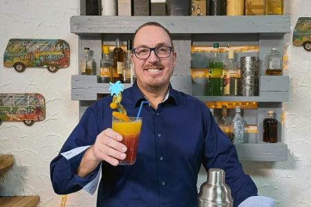 Marc (46) bekommt bei seiner Suche nach der geeigneten Partnerin tatkräftige Unterstützung von seiner Mutter Christa (60+). ...