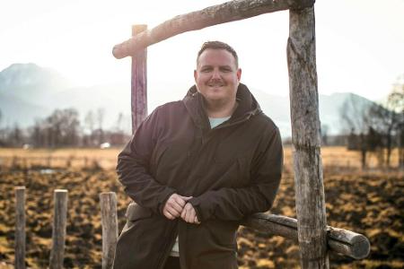 Gerhard (37) ist nebenberuflicher Hochzeitsredner. Der Oberbayer würde allerdings gerne bald selbst vor den Augen seiner Mam...
