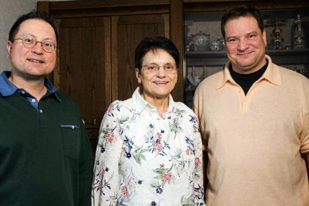 Der alleinerziehende Vater Matthias (45, l.) und sein älterer Bruder Christian (51, r.) leben in Bremen. Ihre Mutter Ursula ...