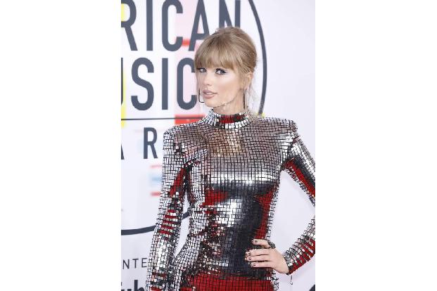 Natürlich gibt es keine Preisverleihung ohne Taylor Swift. Die Sängerin, die zurzeit im Studio hart daran arbeitet, ihre ers...