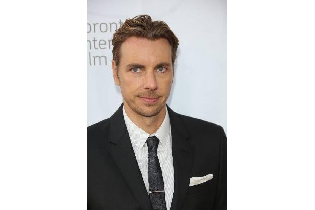 Dax Shepard hat seinem Podcast ebenfalls einen augenzwinkernden Namen gegeben. Als 'Armchair Expert' wird in der Regel jeman...