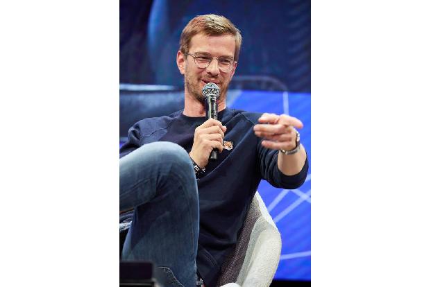 …zu folgen, für den haben auch deutsche Promis reichlich Stoff im Netz. So startete der Moderator Joko Winterscheidt gemeins...