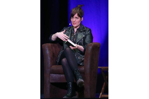 Sieben Staffeln gibt es bereits von 'Das kleine Fernsehballett'. Hier ratschen die Moderatorin Sarah Kuttner und der Journal...