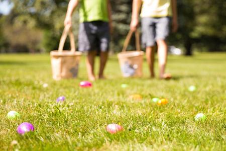 Während Papa und Mama die Ostereier zuvor im Garten oder in der Wohnung verstecken, müssen die Kinder abgelenkt werden.
