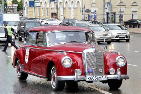 Die erste deutsche Oberklassen-Limousine nach dem 2. Weltkrieg war der Mercedes-Benz 300. Sie genoss großes Ansehen, so dass...