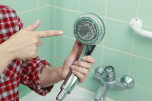 Kalkablagerungen können den Duschkopf funktionsunfähig machen.