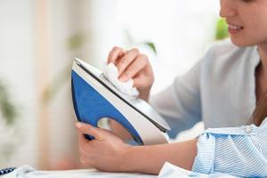 Damit ein Bügeleisen lange hält, muss man es gelegentlich entkalken.