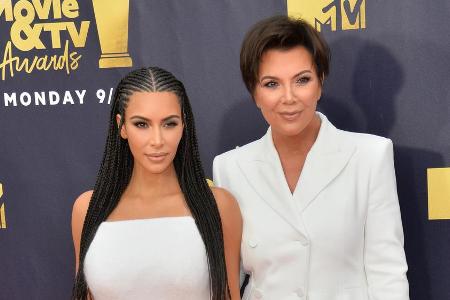 Kim Kardashian (l.) lässt sich scheiden, ihre Mutter Kris Jenner spricht Klartext.