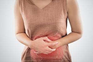 Bauchschmerzen, Durchfall, Verstopfungen oder Blut im Stuhl können erste Anzeichen für Darmkrebs sein.