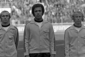 Erwin Kostedde (Mitte) debütierte 1974 als erster Schwarzer Spieler in der Nationalmannschaft