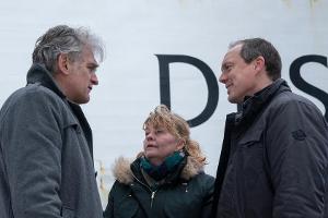 "Der Kommissar und das Meer: Auf dunkler See": Kommissar Robert Anders (Walter Sittler, li.) hofft auf seine Kollegen Ewa (I...