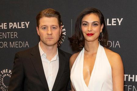 Morena Baccarin und Benjamin McKenzie haben einen Sohn bekommen.