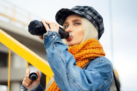 Besonders am Mundstück einer Trinkflasche sammeln sich Bakterien an.