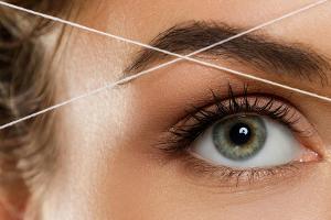 Augenbrauen schützen das Auge vor äußeren Einflüssen und sind wichtiger Teil der Mimik.