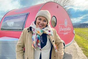 Vera Int-Veen will 2021 erneut Single-Männern zum Liebesglück verhelfen - und besucht sie mit ihrem kleinen pinkfarbenen Woh...