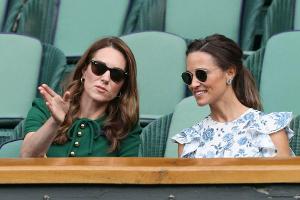 Herzogin Kate (li.) mit ihrer Schwester Pippa Matthews beim Tennisturnier in Wimbledon im Jahr 2019.