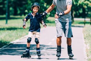 Anfänger sollten beim Inlineskaten unbedingt Schützer tragen.