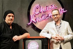 "Chez Krömer": Gastgeber Kurt Krömer begrüßt in der Auftaktsendung Kabarettist und Schriftsteller Torsten Sträter.
