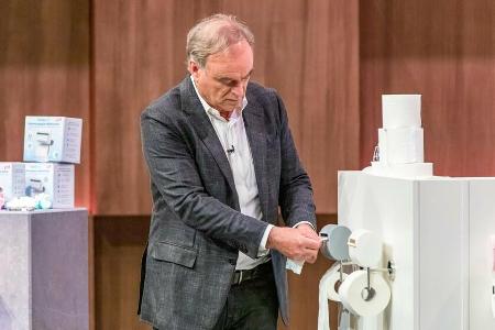 Georg Kofler ist sofort Feuer und Flamme für den innovativen Toilettenpapierbefeuchter 