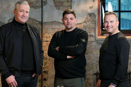 Tim Mälzer (Mitte) tritt gegen Alexander Herrmann (l.) und Lieblingskontrahent Tim Raue an.