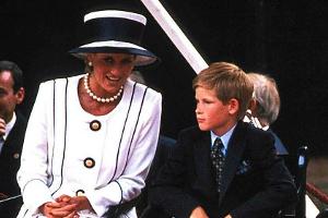 Prinz Harry mit Mutter Diana 1995 in London