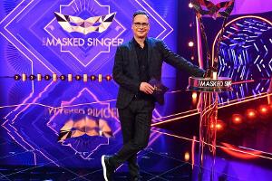 Moderator Matthias Opdenhövel mit der "The Masked Singer"-Trophäe