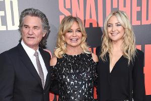 Schauspielerfamilie: Kate Hudson (r.) und Goldie Hawn gratulieren Kurt Russell zum 70. Geburtstag.