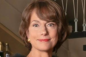 Seit Staffel eins ist sie als allerziehende Tanzschulleiterin Caterina Schöllack einer der Stars der Erfolgsserie "Ku'damm":...