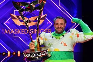 Der vierte "The Masked Singer" heißt Sasha. Er steckte unter dem Dino-Kostüm.