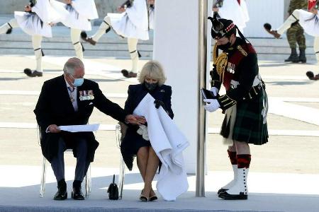 Prinz Charles hilft Herzogin Camilla mit einer Decke.