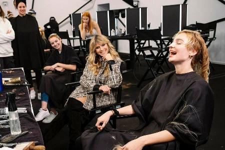 Heidi und ihre Models beim Umstyling: Ist es ein erleichtertes oder ein verzweifeltes Lachen?