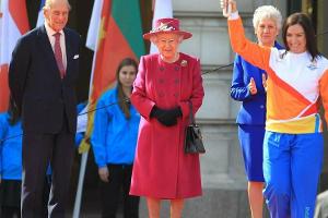 Queen Elizabeth II. in einem ähnlichen Look wie ihn ihre neue Statue in Australien trägt - hier bei dem Termin anlässlich de...