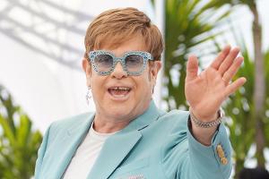 Elton John feiert seinen 74. Geburtstag mit der Familie.
