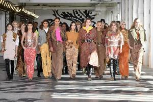 Die Mailänder Fashion Week zeigt: In diesem Frühjahr erwartet uns ein wilder Muster-Mix.