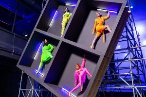 Gar nicht so leicht zu posieren, während sich das Set auf den Kopf stellt