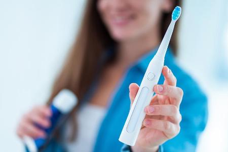 Elektrische Zahnbürsten brauchen regelmäßig eine gründliche Reinigung.