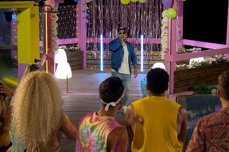 Pietro Lombardi performt für die Islander.