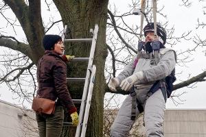 "Rote Rosen": Merle rettet Tony Frost aus einer brenzligen Situation.